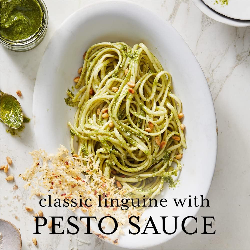 DeLallo pesto olive oil frasco abierto con aceite y albahaca visible, fácil aplicación