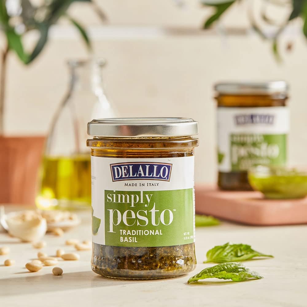 DeLallo pesto olive oil ingredientes: albahaca, piñones, anacardos y quesos italianos realzando calidad