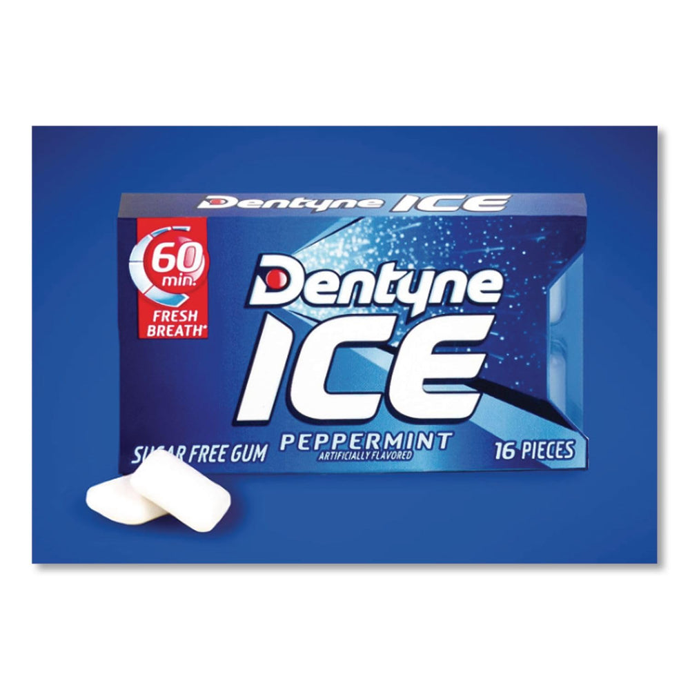 Dentyne persona masticando chicle en oficina para aliento fresco