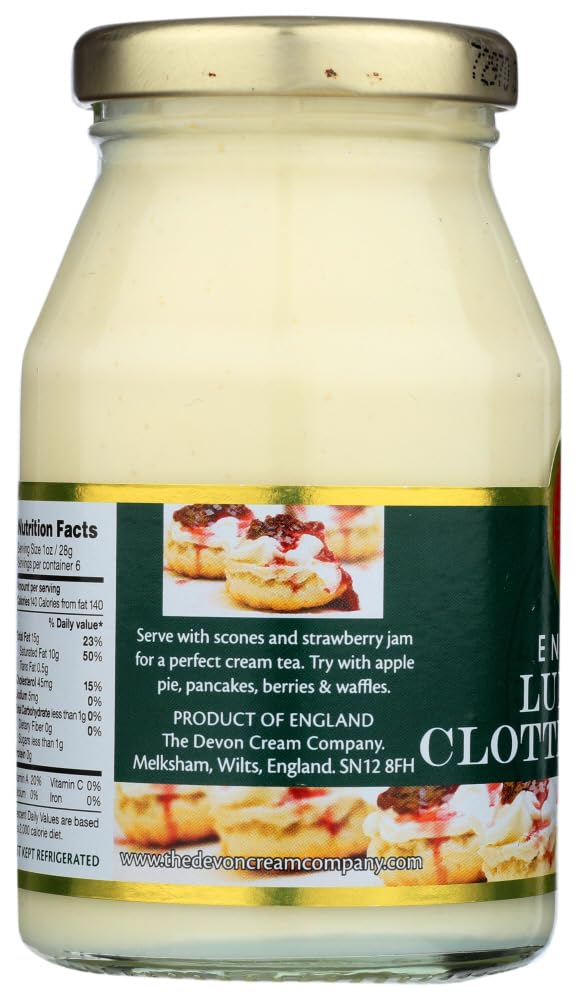 Devon Cream Company clotted cream untada sobre scone con mermelada, realza sabor tradicional