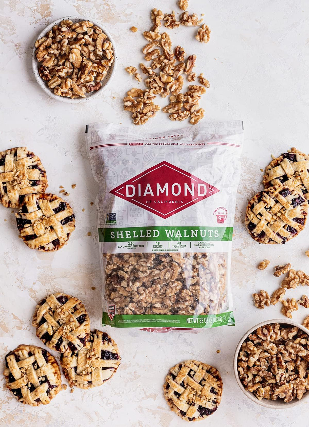 Diamond of California nueces espolvoreadas en ensalada aportando crujido