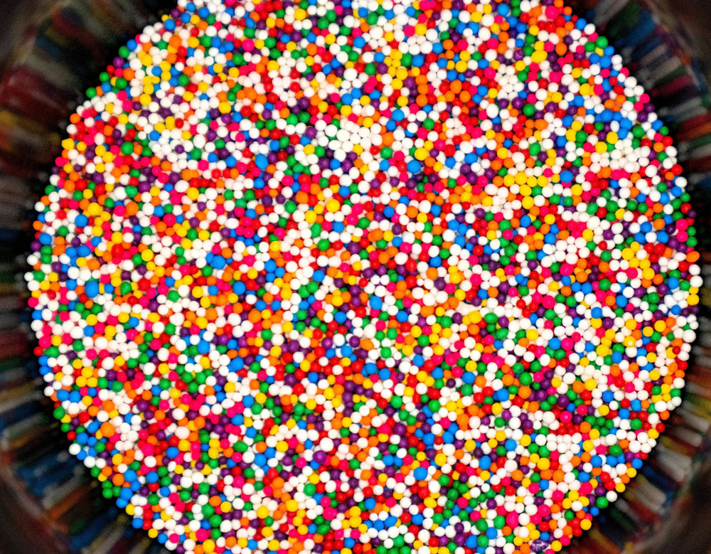 DM Sweets bandeja de postres cubierta en nonpareils, resultado profesional