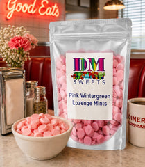 DM Sweets mentas servidas en cuenco de cristal para una presentación elegante
