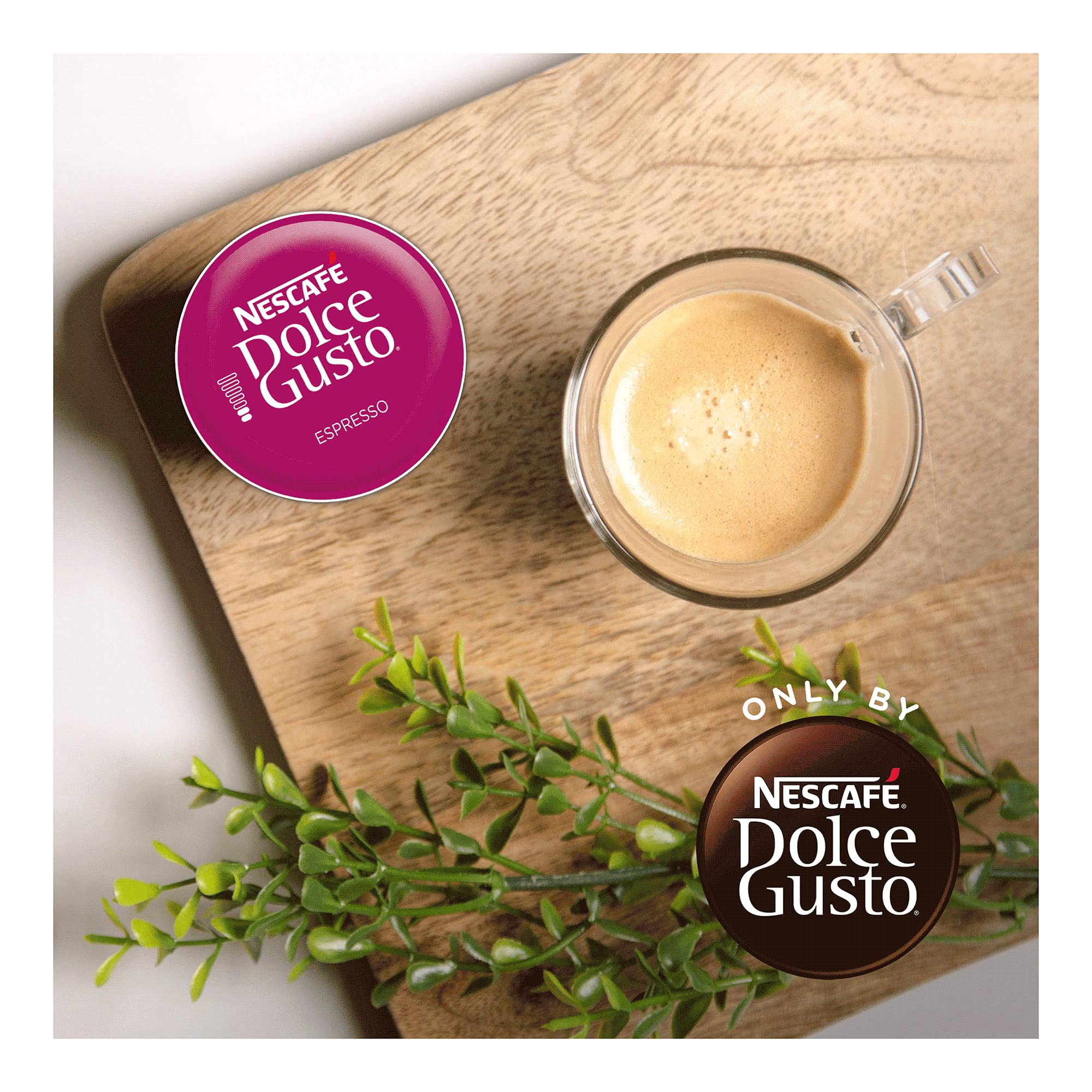 Dolce Gusto cápsula insertada en cafetera durante preparación rápida