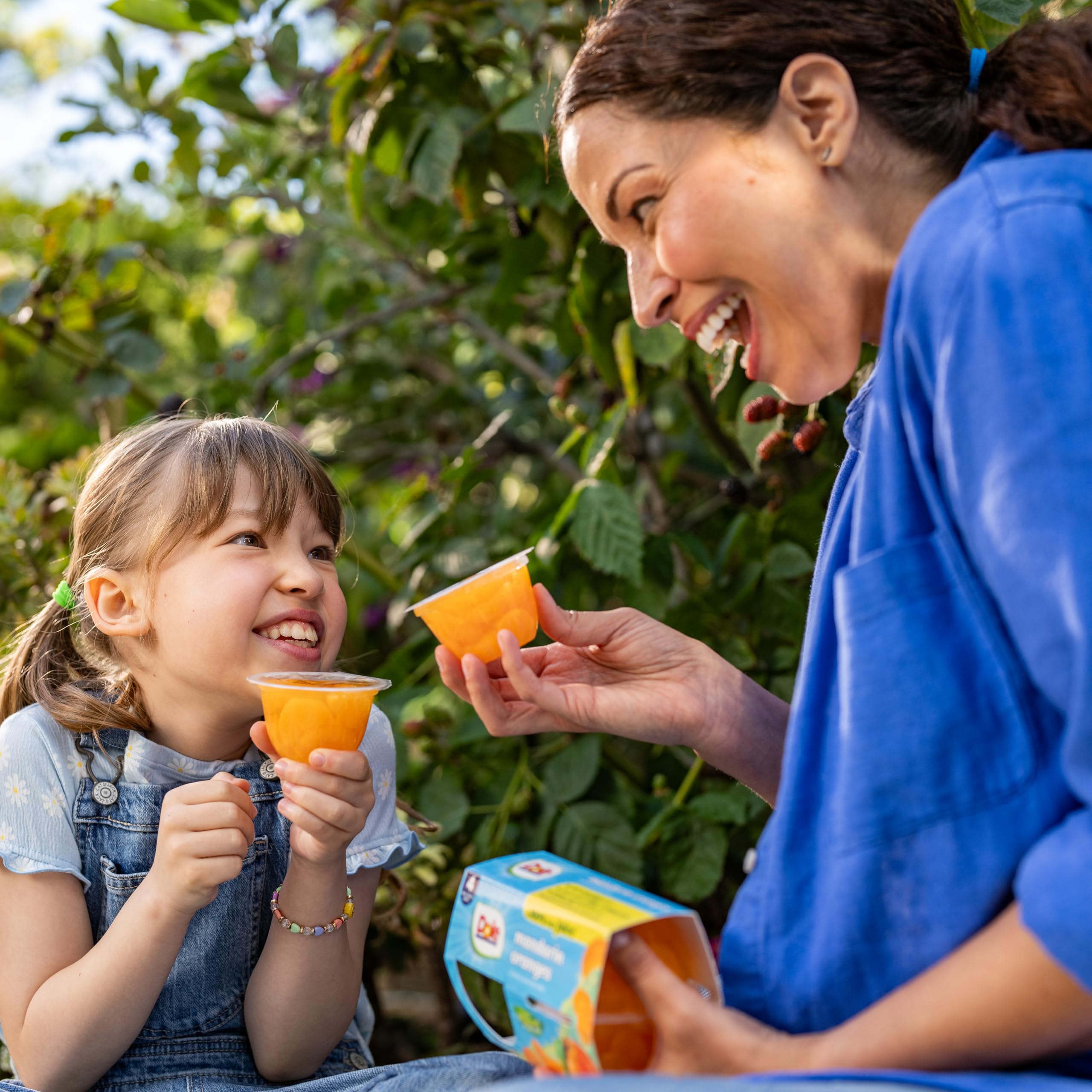 Dole vaso colocado en lonchera escolar como snack nutritivo y fácil