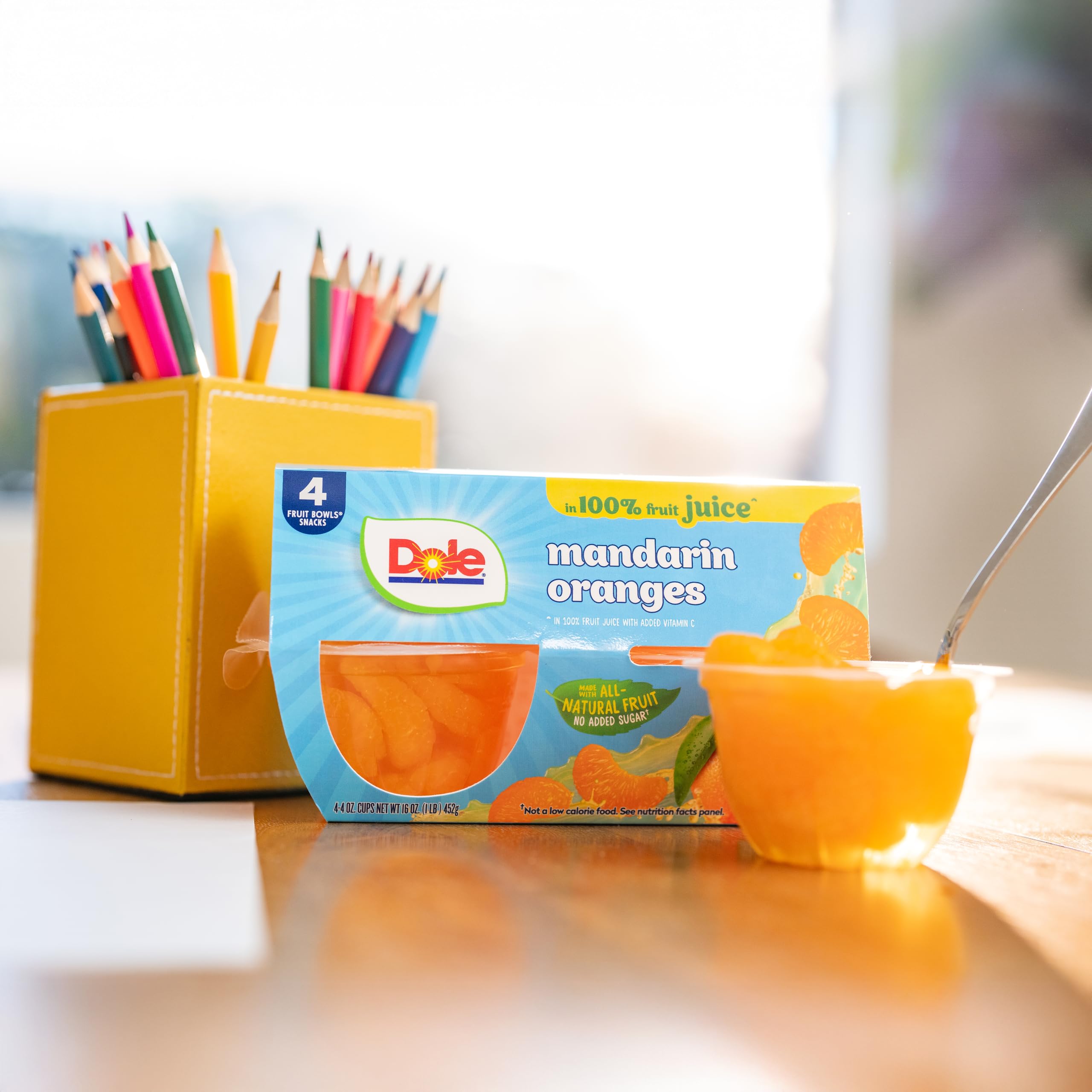 Dole vasos apilados en despensa listos para almacenamiento prolongado