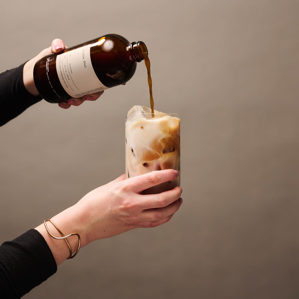 Dona Chai en una encimera de cocina sugiriendo uso diario conveniente