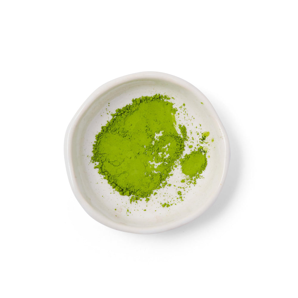 Dona Chai matcha batido en tazón con espuma, resultado cremoso