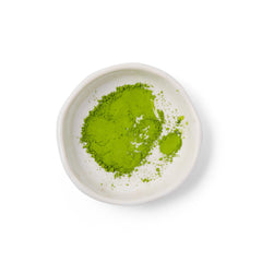 Dona Chai matcha batido en tazón con espuma, resultado cremoso