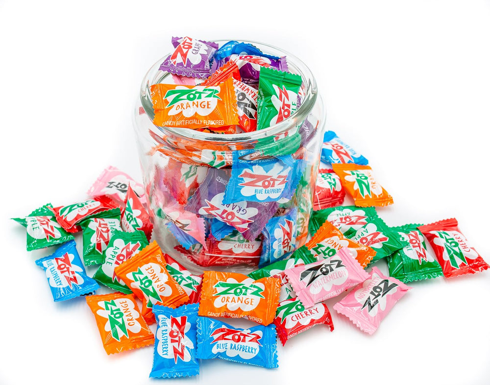 Donty-Tonty mano sosteniendo caramelo para referencia de tamaño