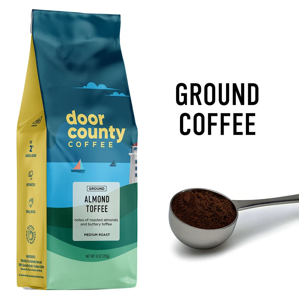 Door County Coffee detalle del café molido mostrando textura uniforme y aroma visible
