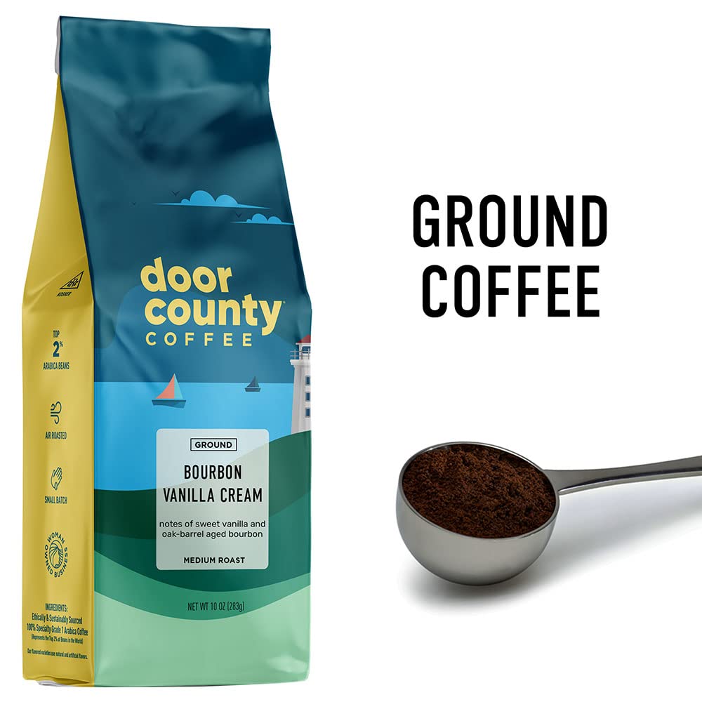 Door County Coffee bolsa abierta con granos resaltando frescura y calidad