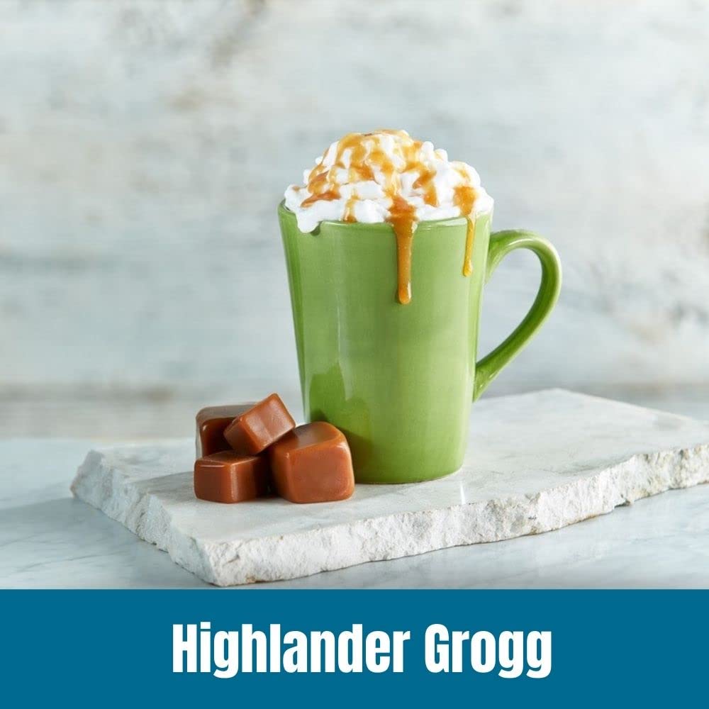 Door County Coffee taza servida Highlander Grogg con crema y aroma visible