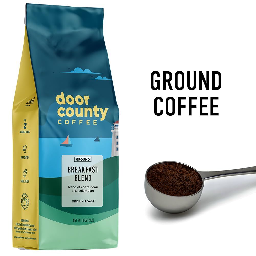 Door County Coffee primer plano del café molido destacando textura y frescura
