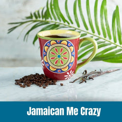 Door County Coffee taza vertiendo café aromatizado listo para disfrutar