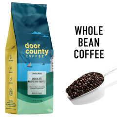 Door County Coffee taza humeante que resalta sabor a chocolate y frambuesa