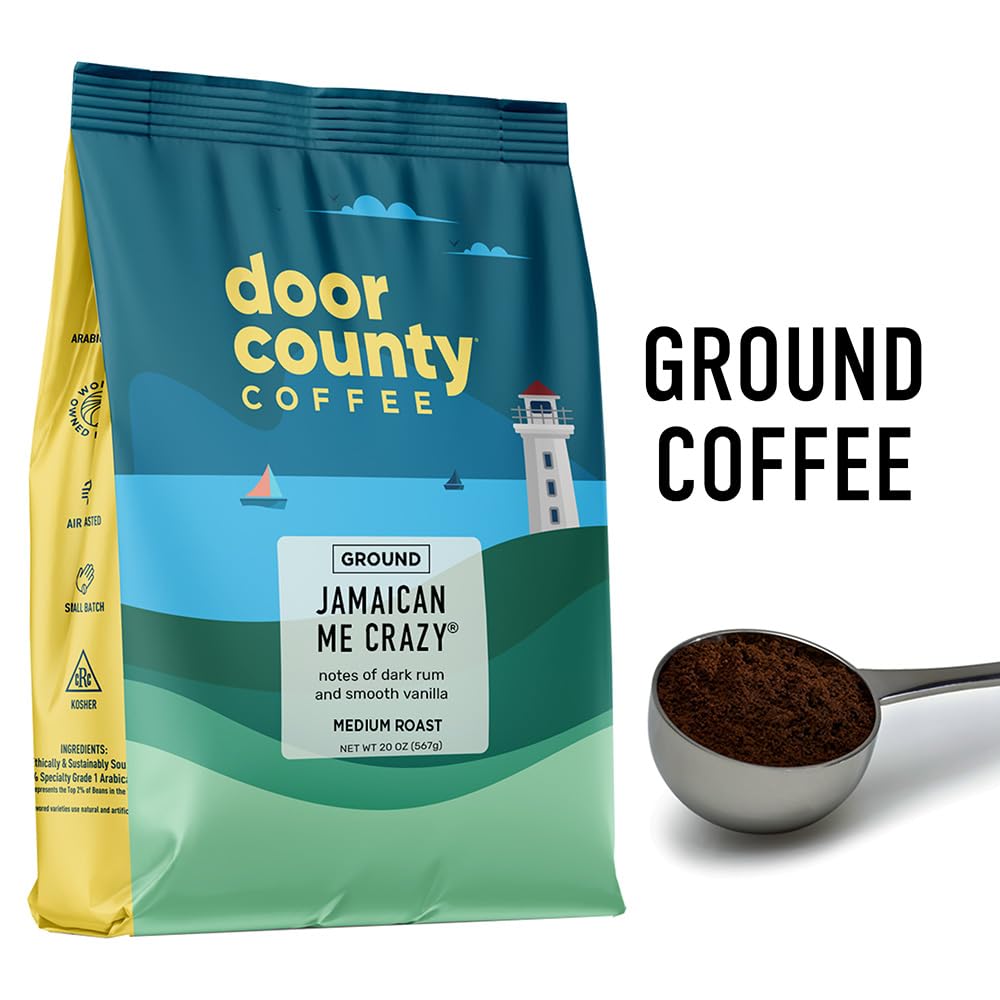 Door County Coffee primer plano del café molido con textura y aroma invitante