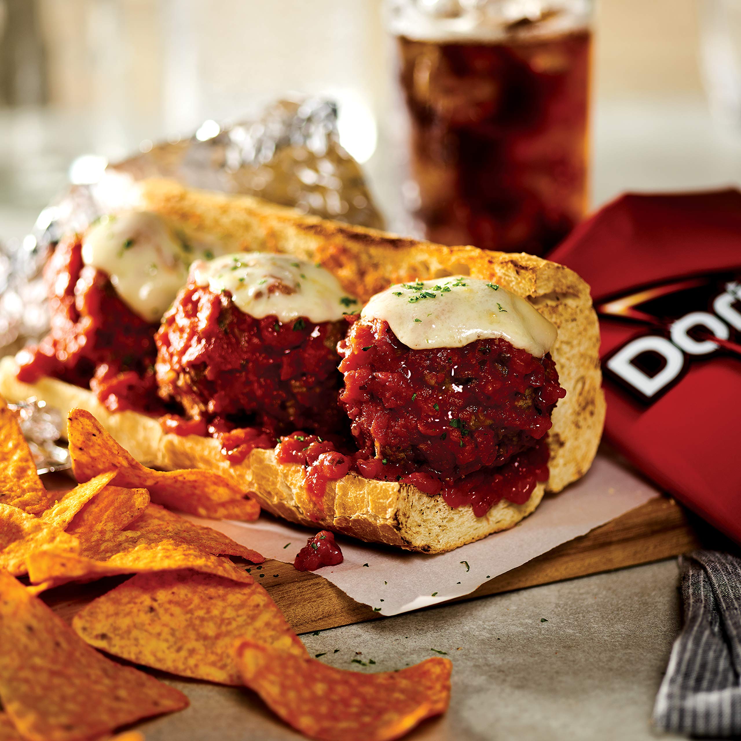 Doritos junto a salsa demostrando compatibilidad con dips