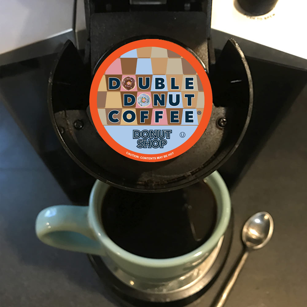 Double Donut Coffee escena de cocina con cápsulas y tazas para estilo de vida