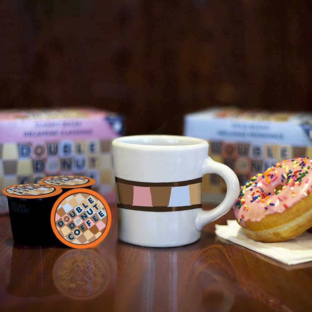 Double Donut cápsula en mano para comparar tamaño y facilidad de uso