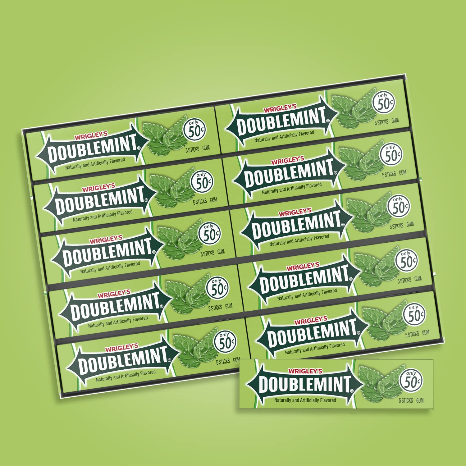 Persona masticando Doublemint para refrescar aliento y confianza social