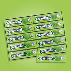 Persona masticando Doublemint para refrescar aliento y confianza social