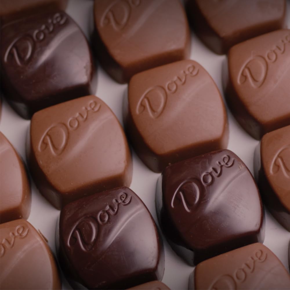 Dove chocolate junto a mano para comparar tamaño y porción