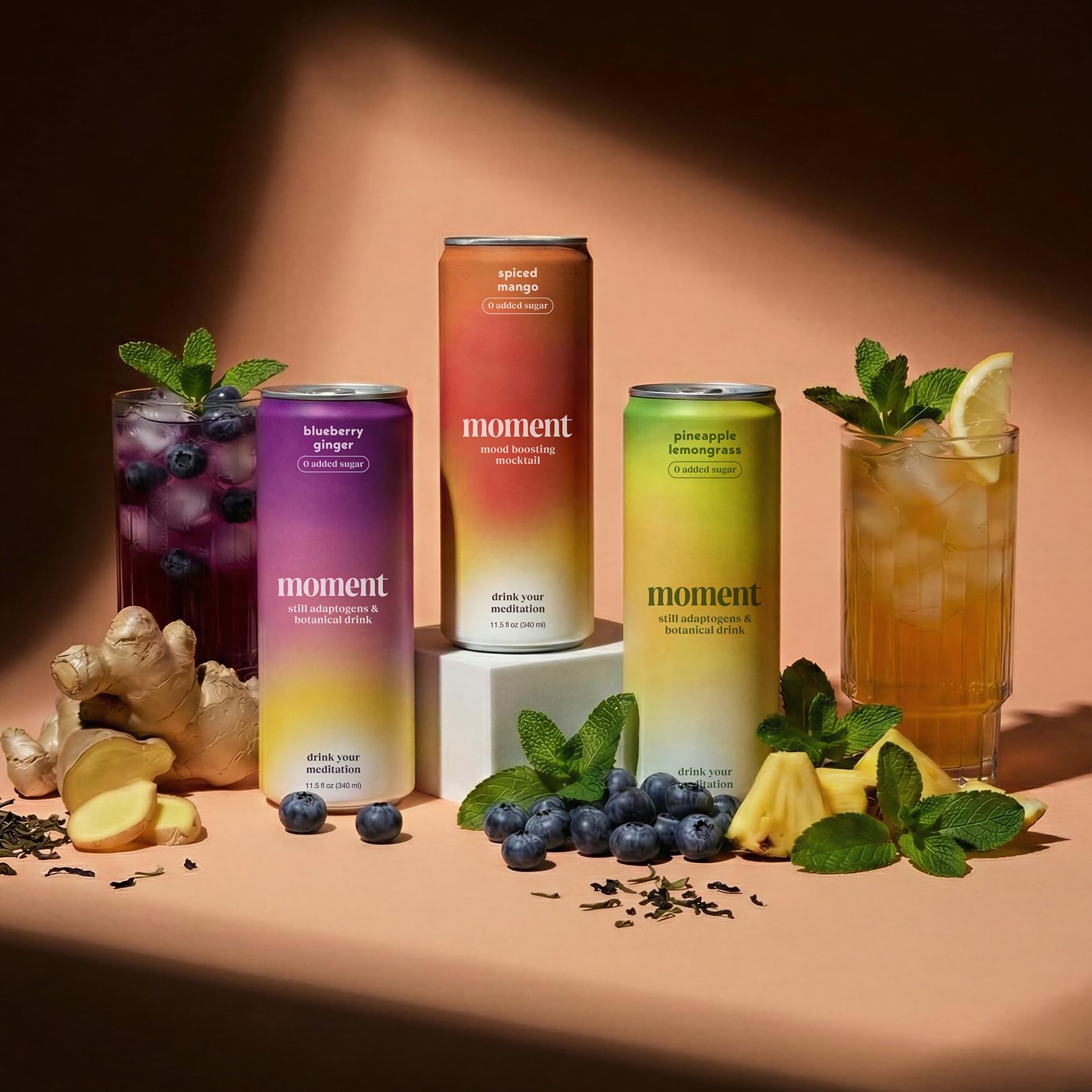 Drink Your Meditation lata en mano para comparar tamaño y consumo práctico