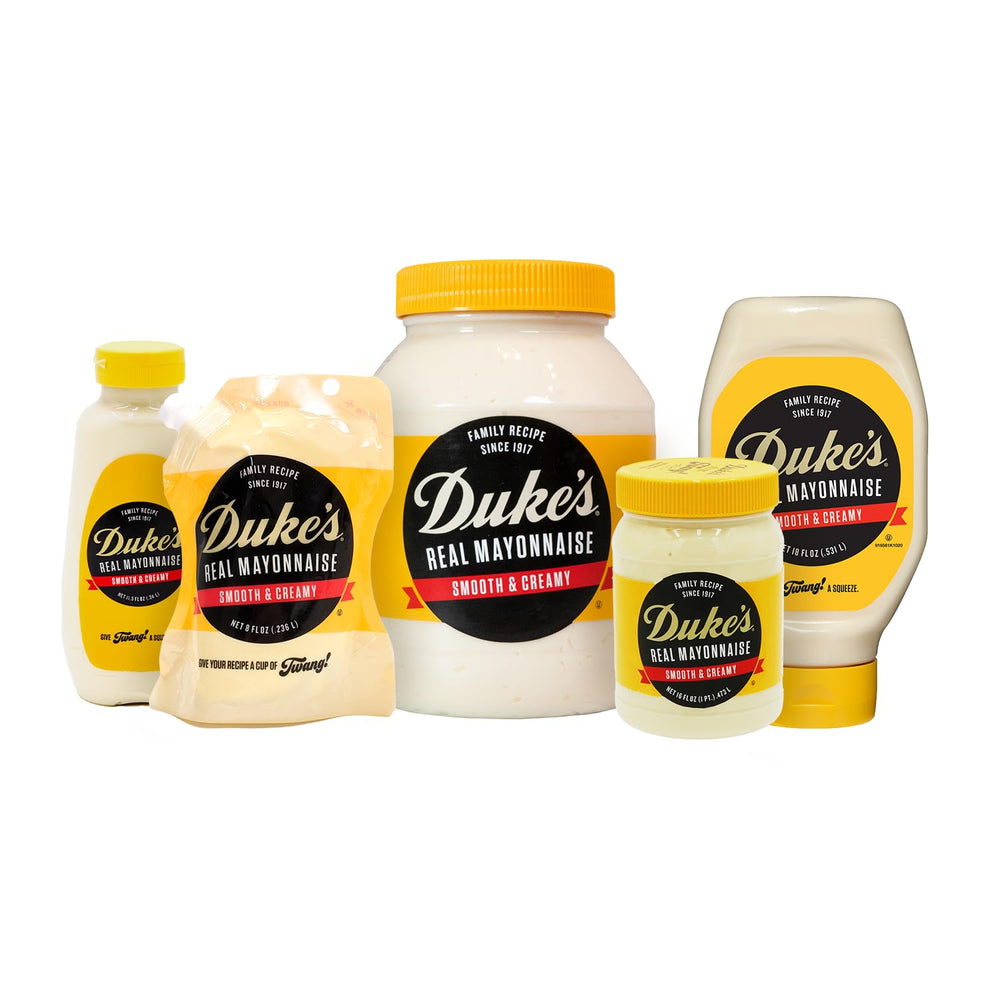 DUKE'S botella junto a mano humana para comparar tamaño práctico
