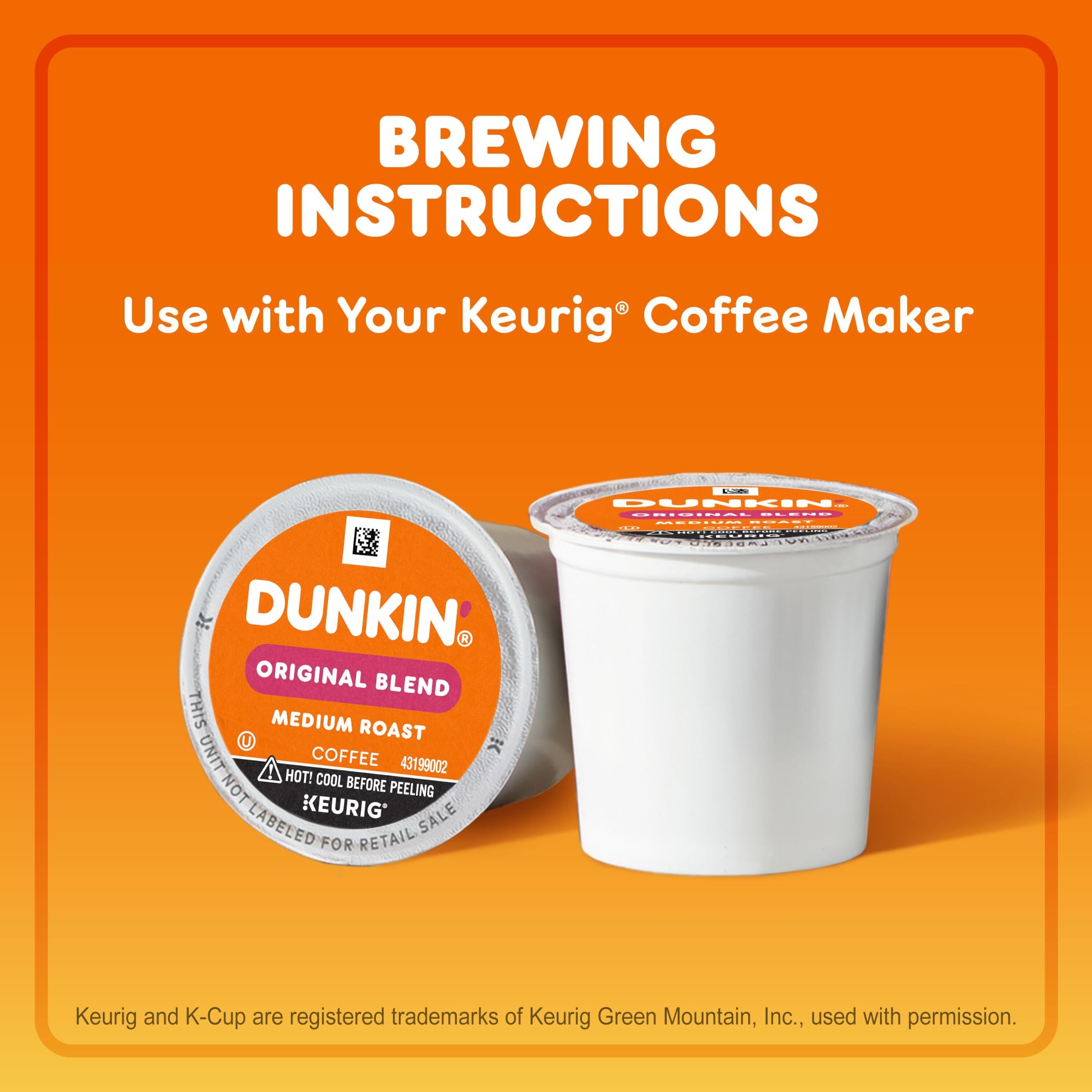 Dunkin’ cápsula insertada en cafetera Keurig para preparación inmediata