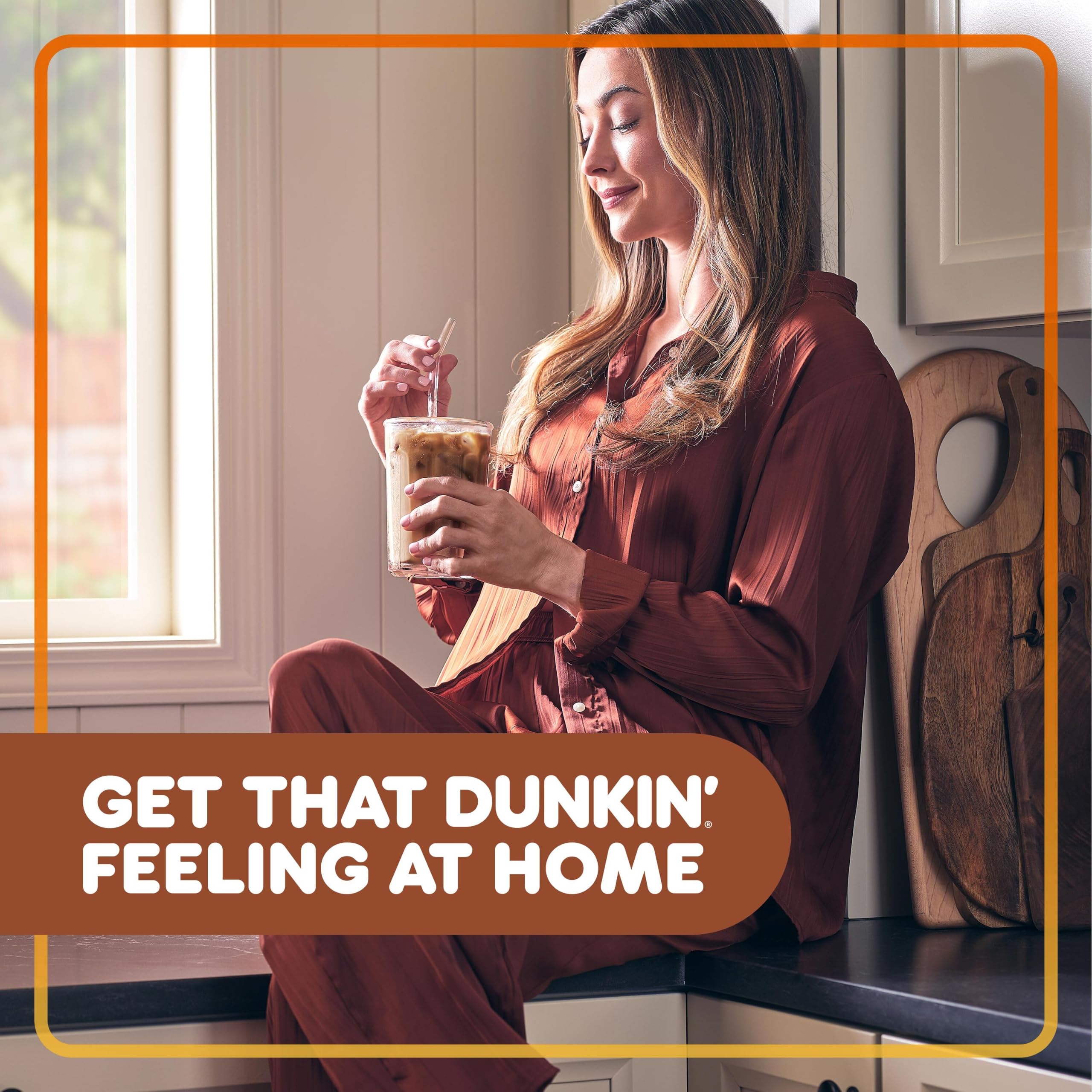 Dunkin' comparación de tamaño de cápsula junto a una taza estándar