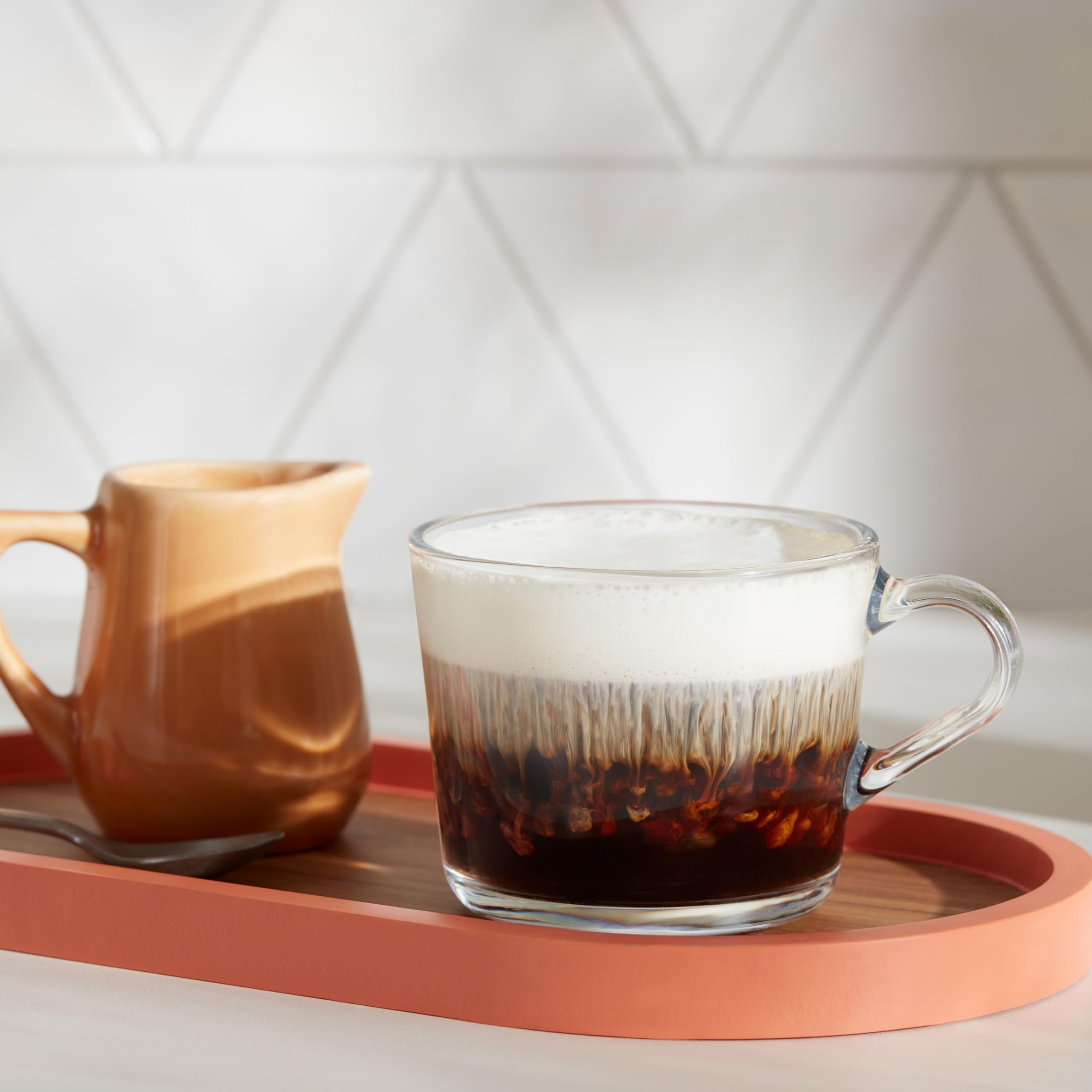 Dunkin’ taza servida en mano resaltando sabor intenso y disfrute