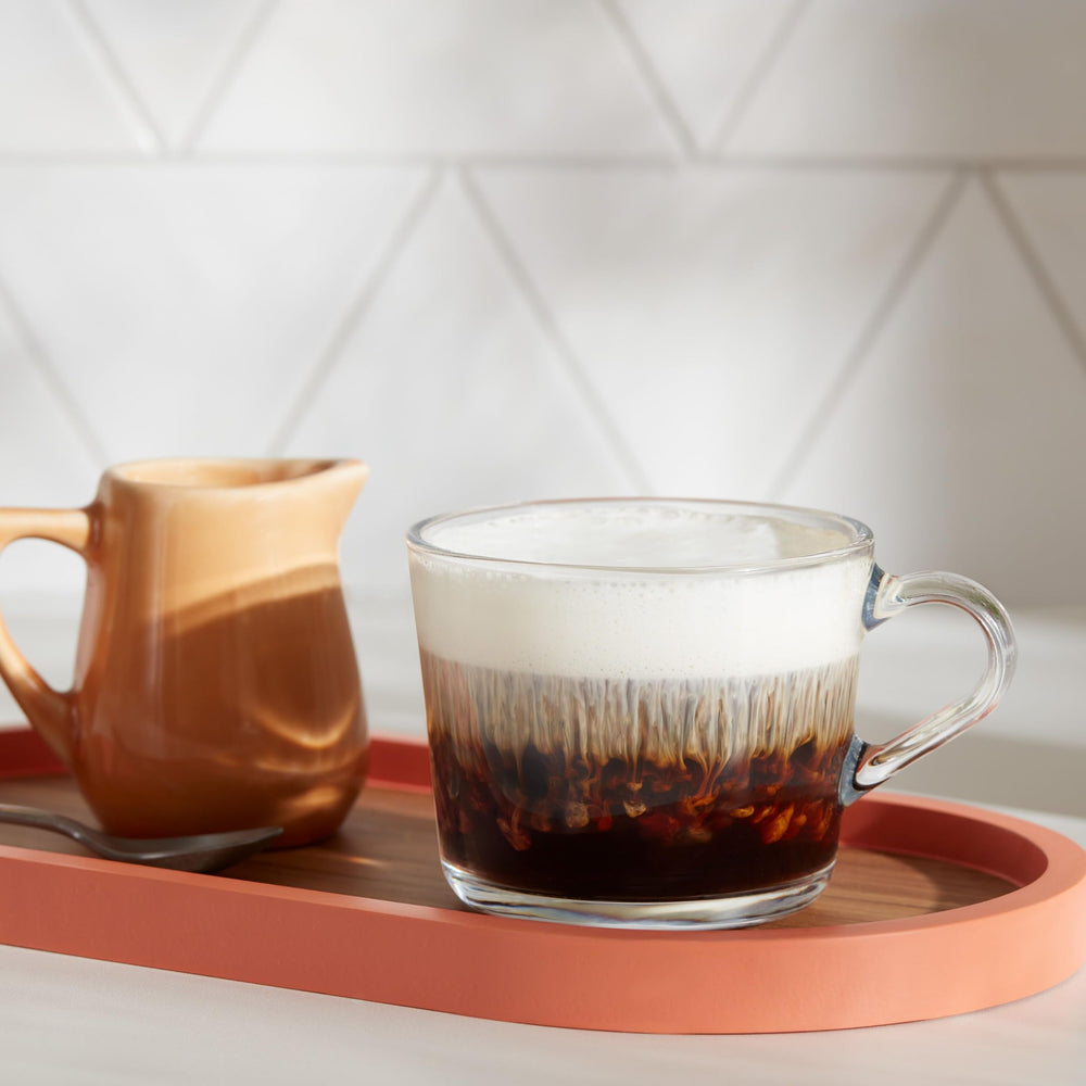 Dunkin’ taza servida en mano resaltando sabor intenso y disfrute