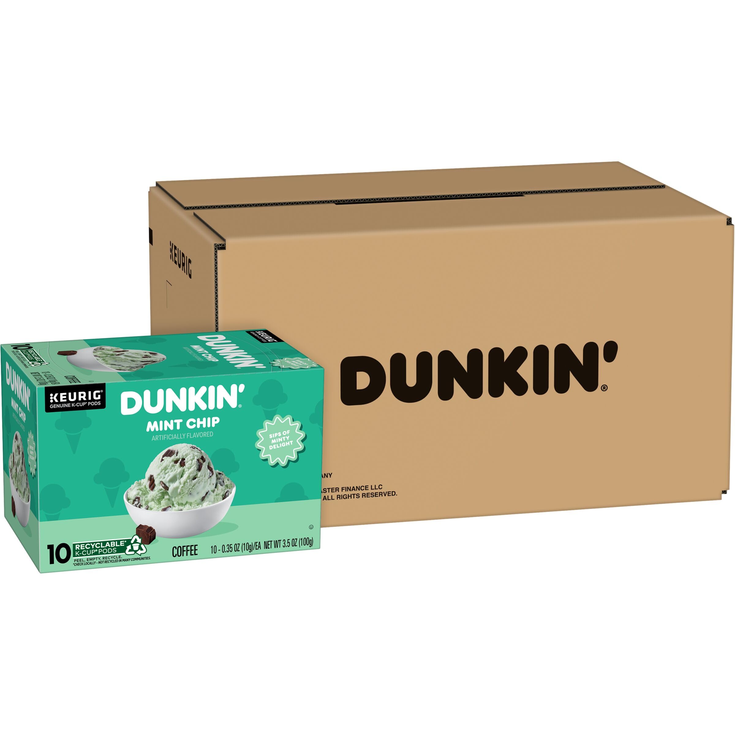 Dunkin' vertido de café mint chip desde cafetera a taza