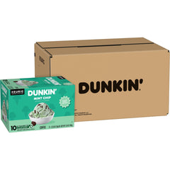 Dunkin' vertido de café mint chip desde cafetera a taza