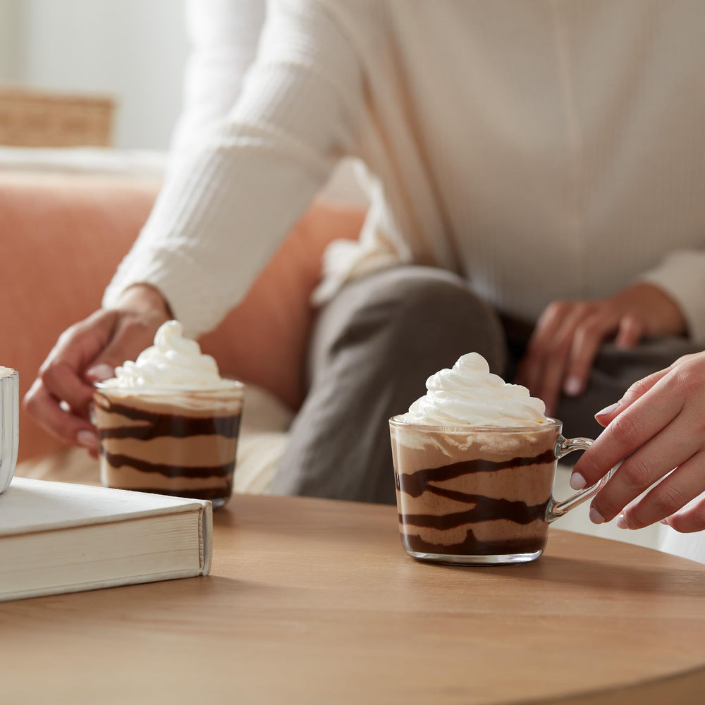 Dunkin' comparación de tamaño de cápsula junto a objetos cotidianos