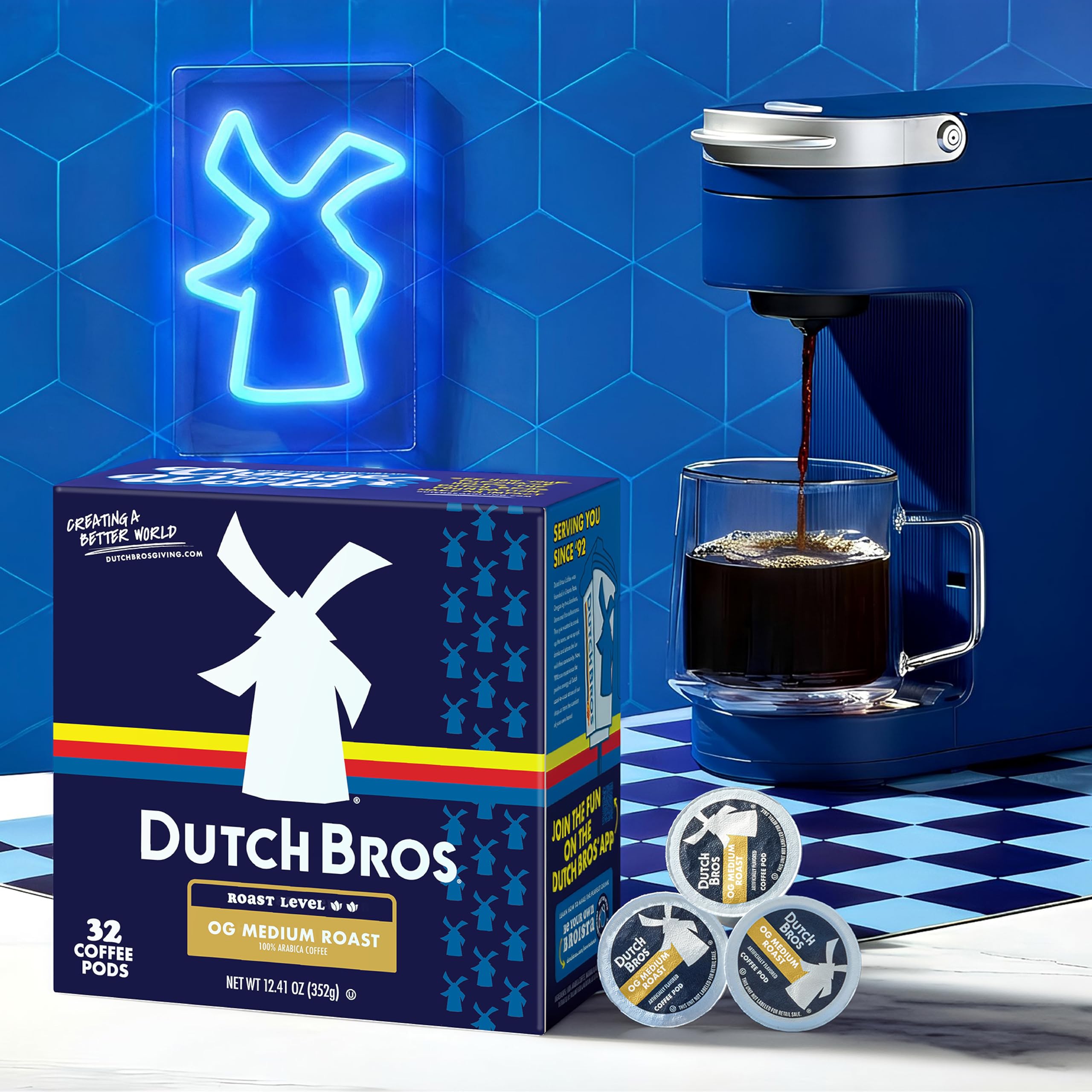 Dutch Bros cápsula insertada en máquina mostrando extracción sencilla