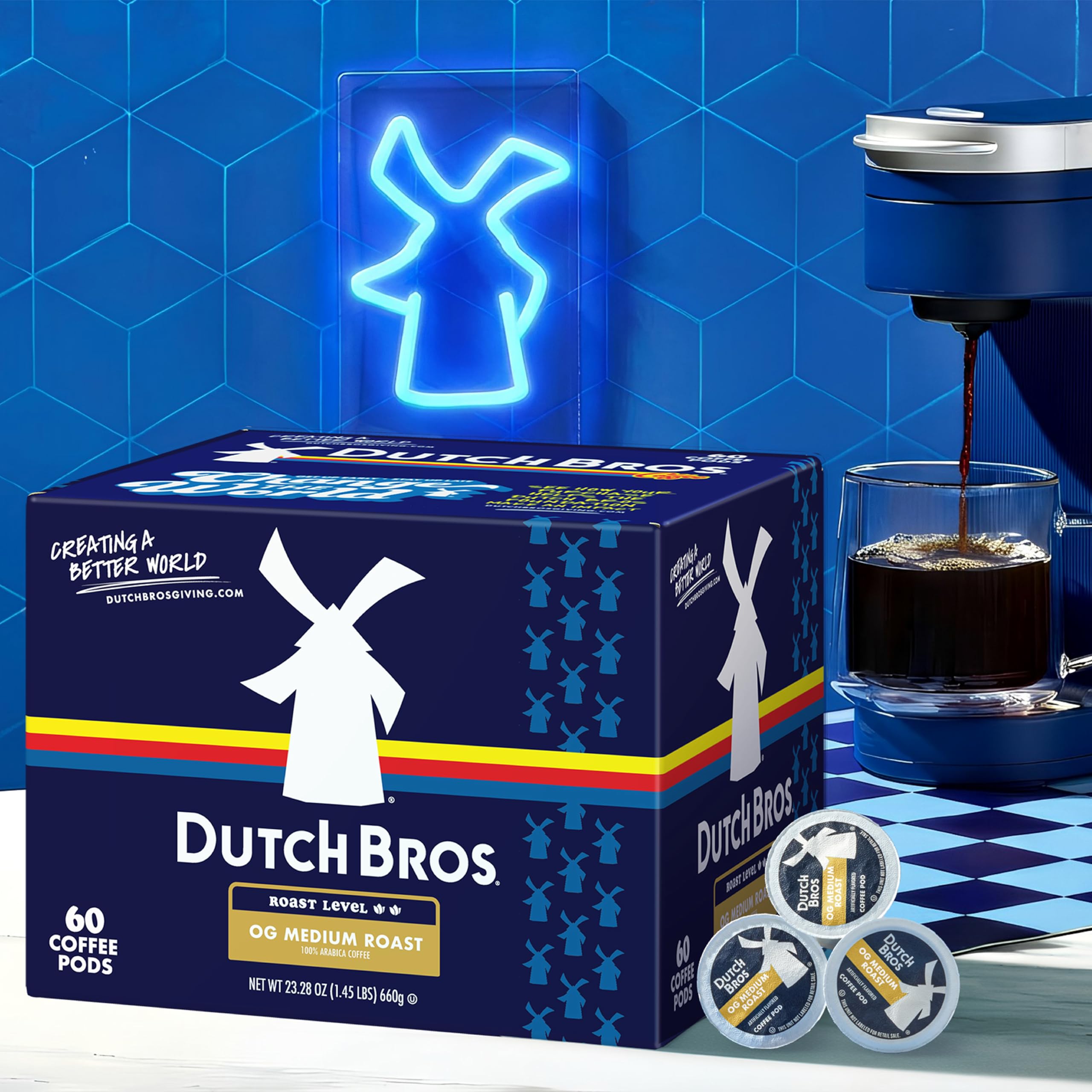 Dutch Bros taza preparada primer plano con crema y color atractivo