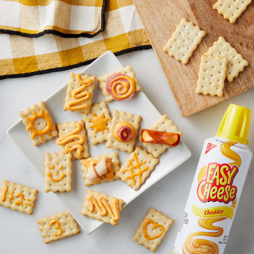 EASY CHEESE latas organizadas en despensa para almacenamiento prolongado