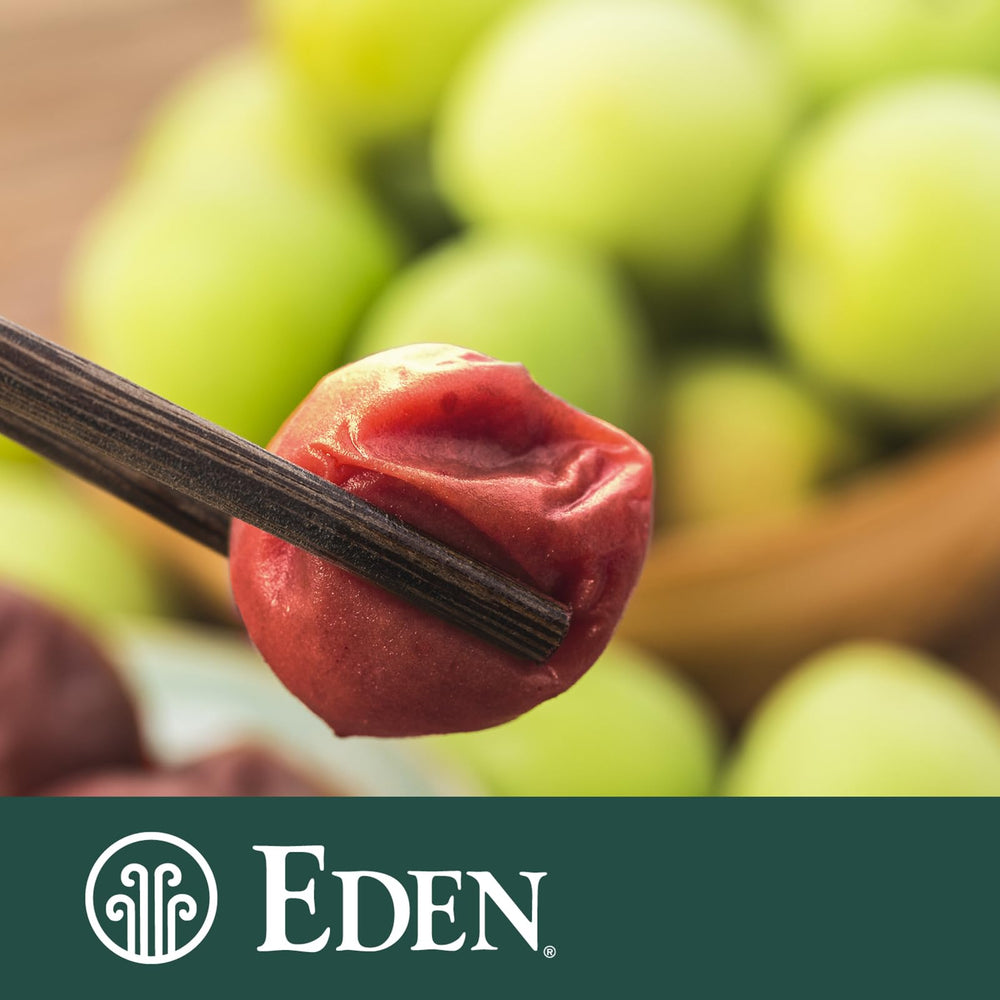 CREATION AND MAINTENANCE OF PURITY IN FOOD detalle de hoja de shiso en umeboshi Eden, añade color
