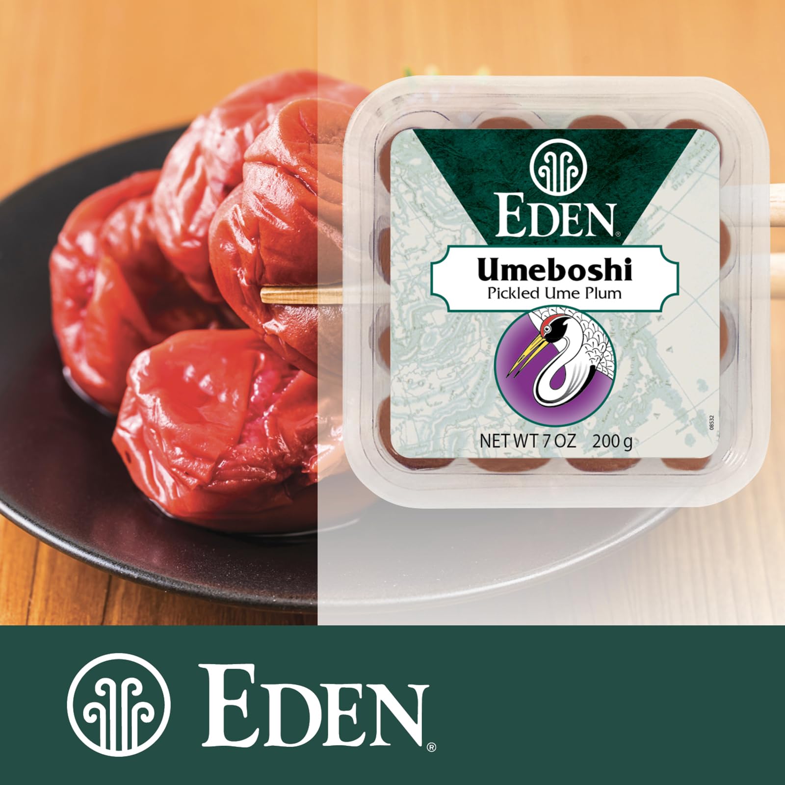 CREATION AND MAINTENANCE OF PURITY IN FOOD umeboshi Eden dentro de onigiri, realza el arroz