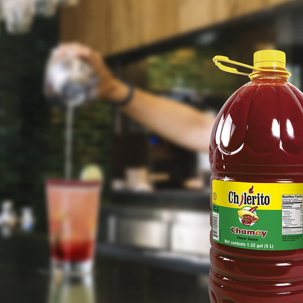 El Chilerito garrafa junto a objetos de cocina para comparar tamaño y capacidad