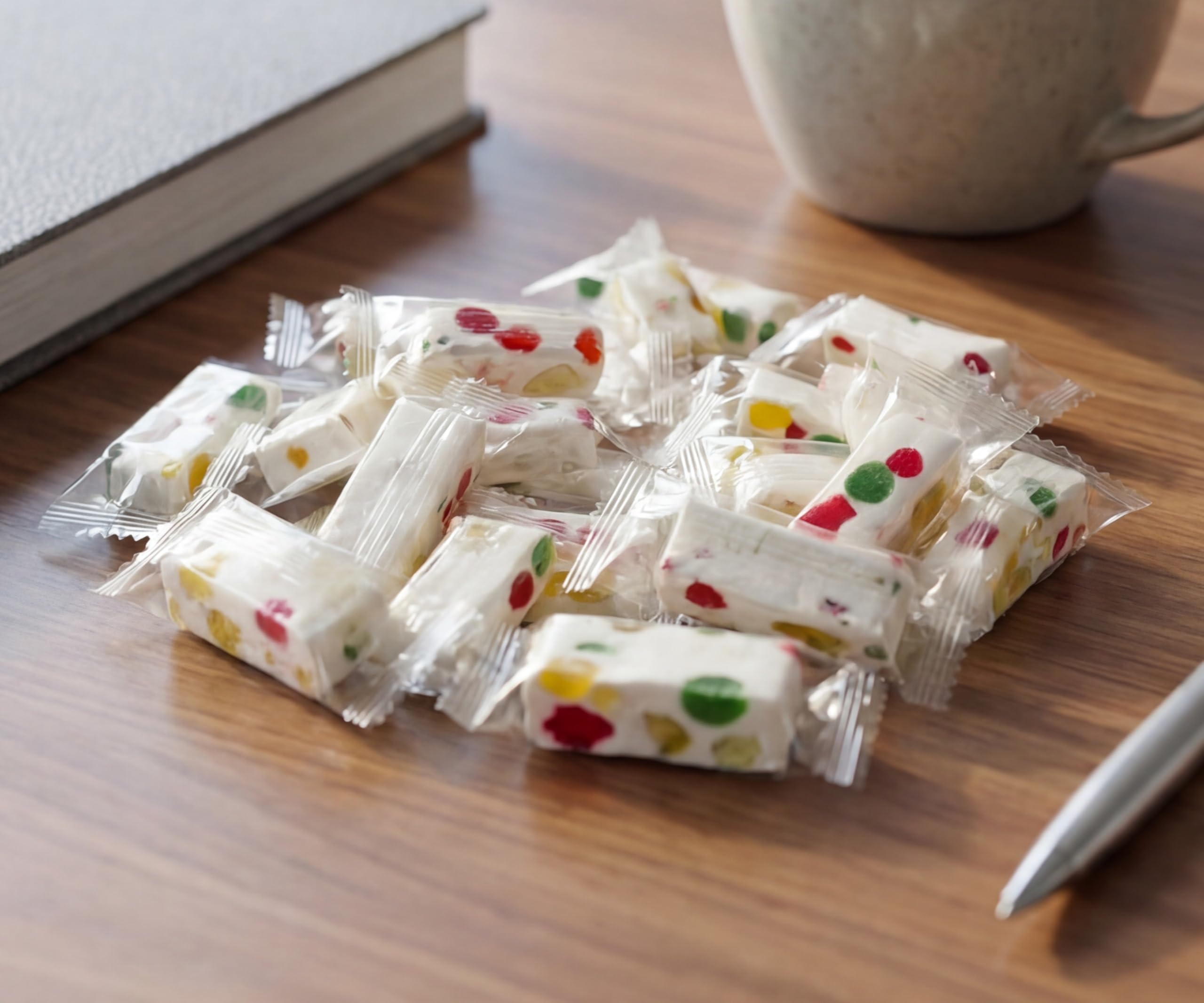 EMPORIUM CANDY tamaño en mano, demuestra portabilidad y porción práctica