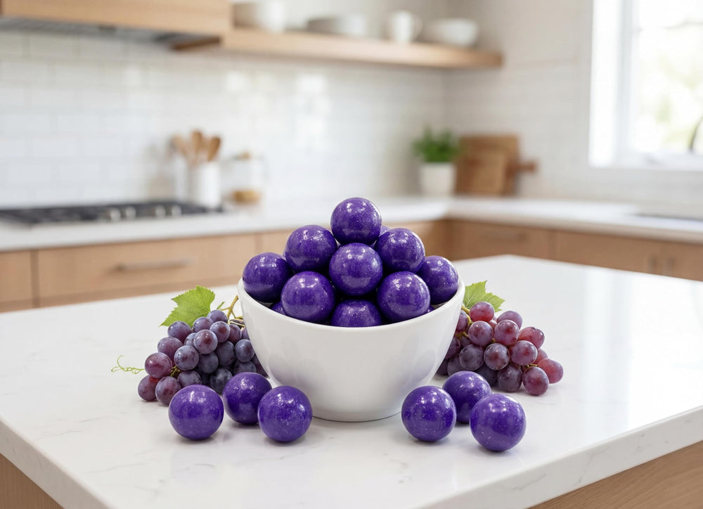 EMPORIUM CANDY gumballs tamaño en mano, demuestra escala y porción