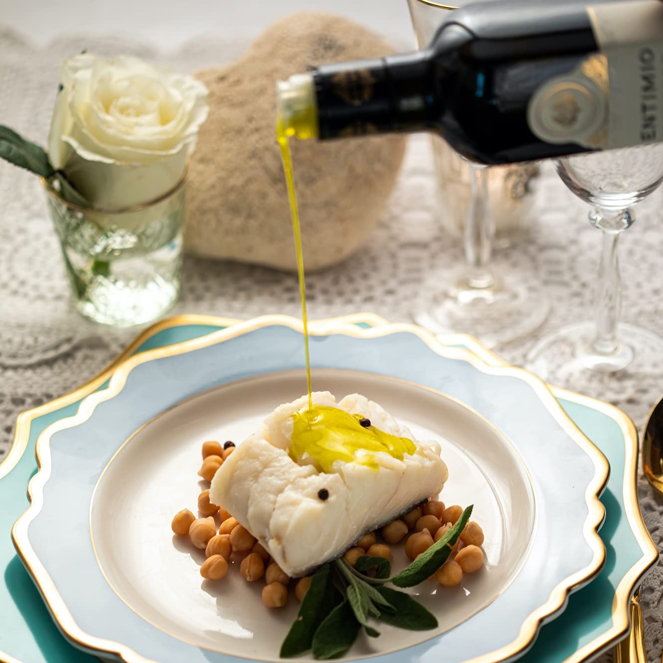 ENTIMIO Cortese aceite vertido sobre bruschetta resaltando sabor final