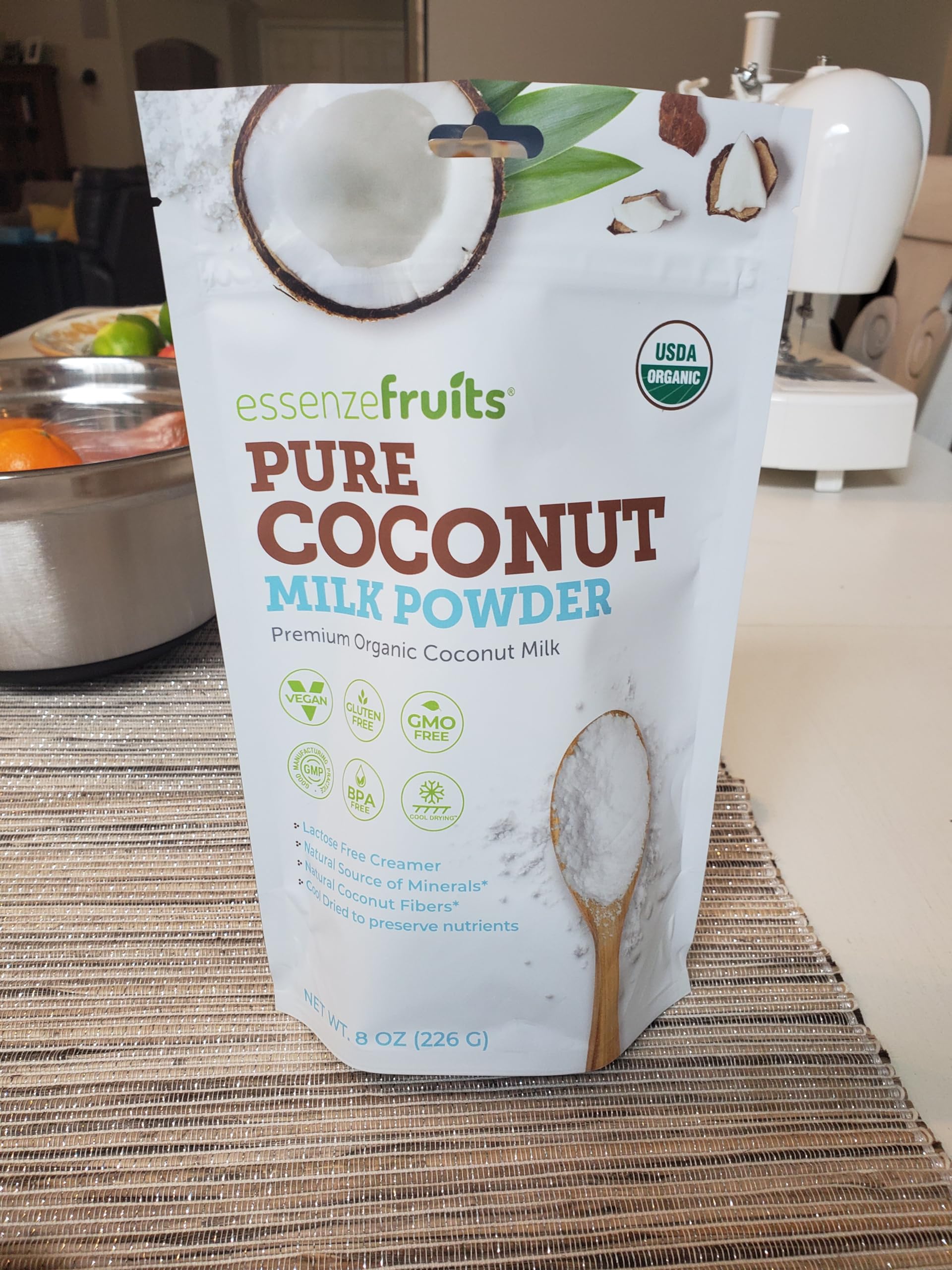 Essenzefruits leche de coco en polvo mezclada en vaso, resultado cremoso para bebidas
