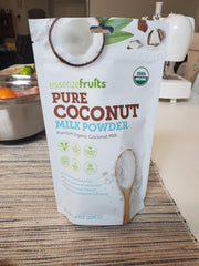 Essenzefruits leche de coco en polvo mezclada en vaso, resultado cremoso para bebidas