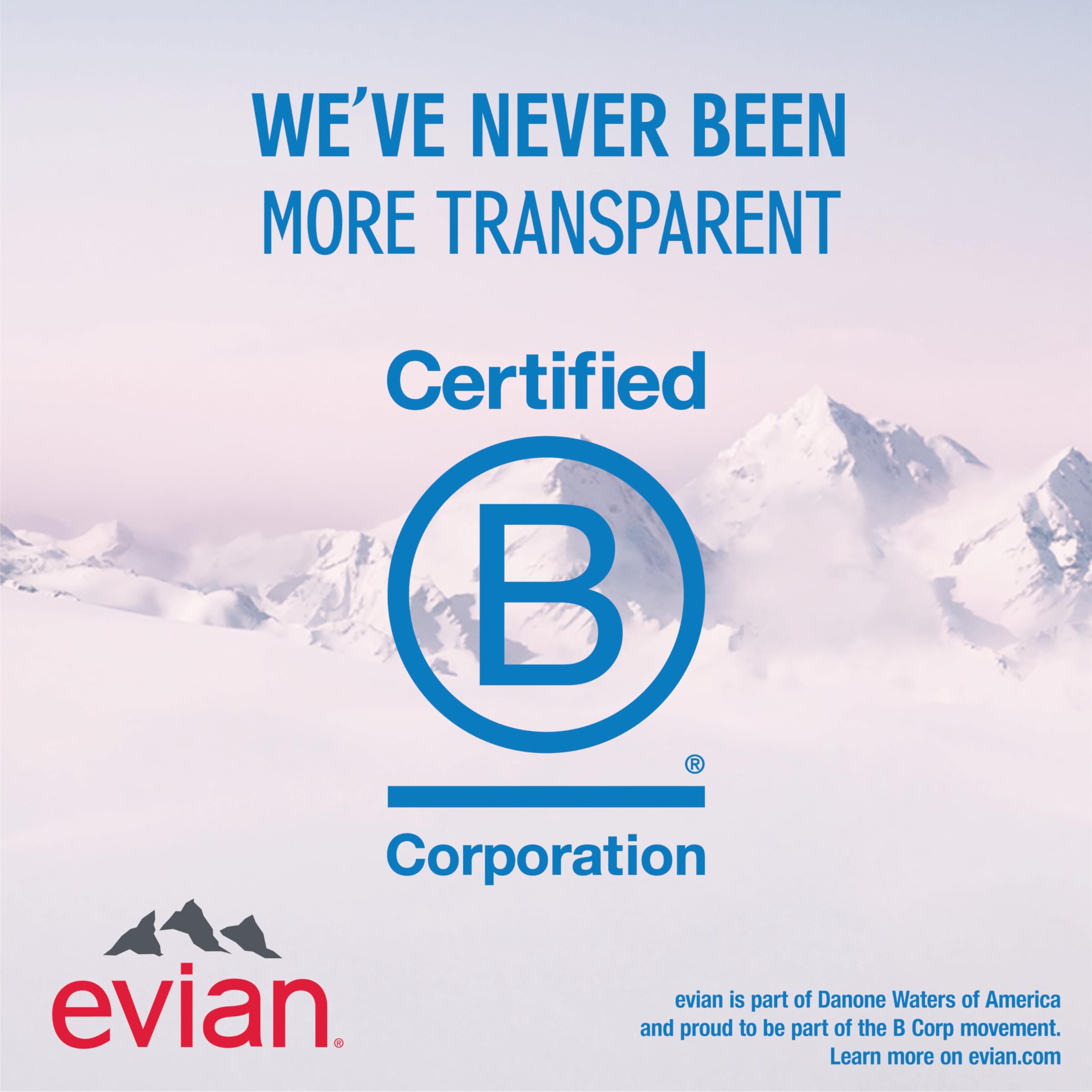 evian botella en nevera, manteniendo fría y lista para beber