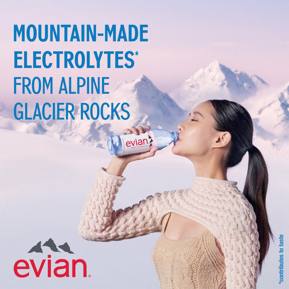 evian agua vertida en vaso para un consumo refrescante inmediato