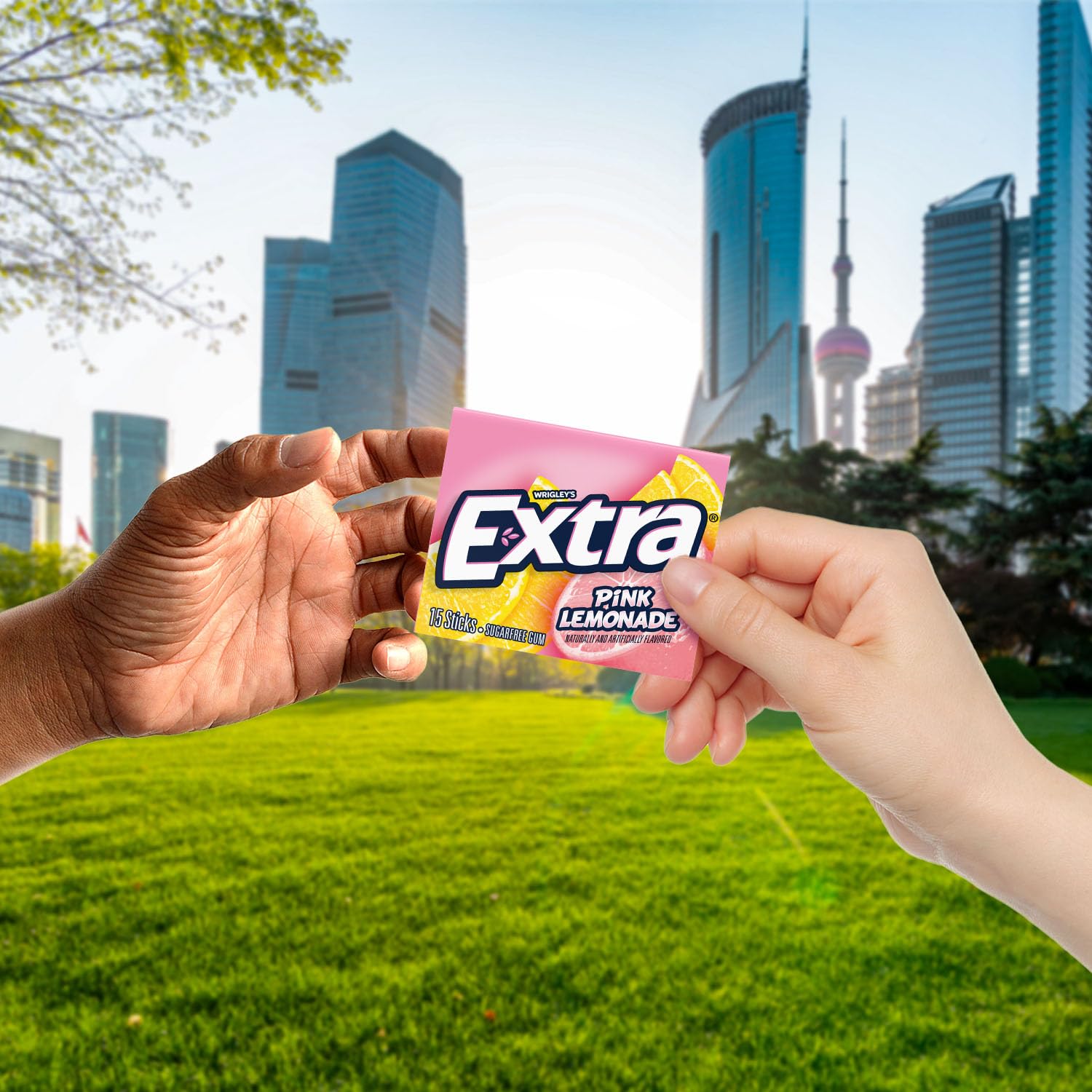 WRIGLEY'S EXTRA persona masticando en un trayecto, energía y frescura inmediata